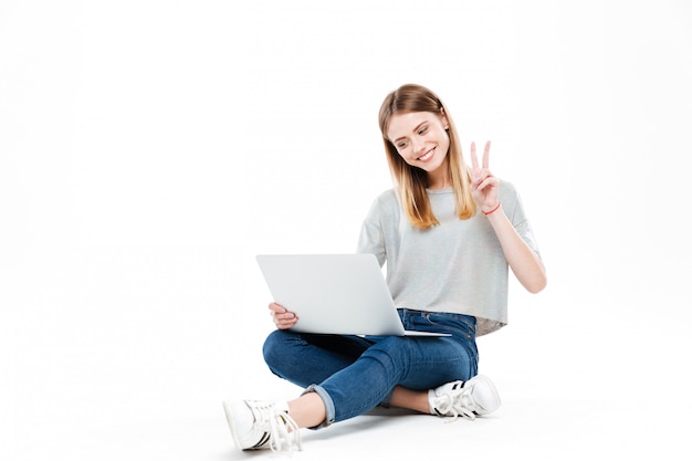 Mujer sonriente que usa la computadora portátil