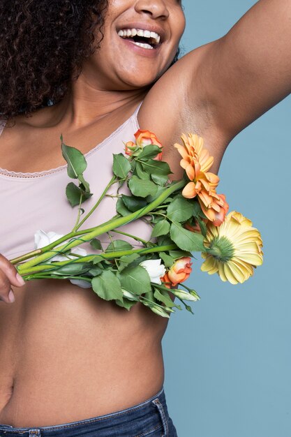 Mujer sonriente con ramo de flores