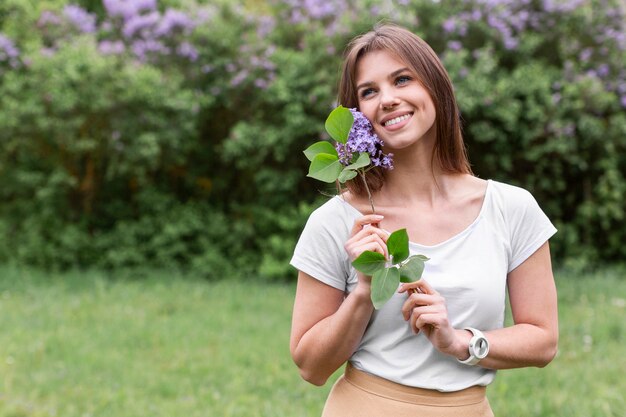 Mujer sonriente con ramo de lavanda