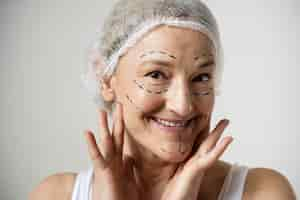 Foto gratuita mujer sonriente con rastros de marcador en la cara