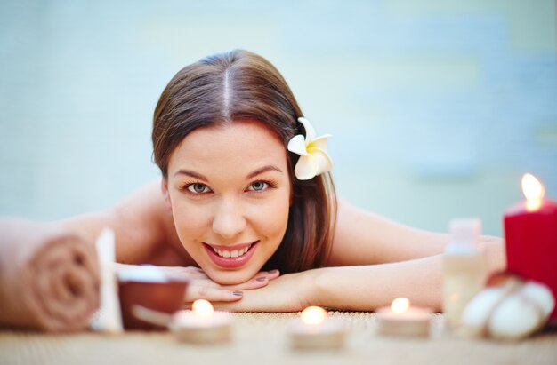 Mujer sonriente recibiendo tratamiento de spa