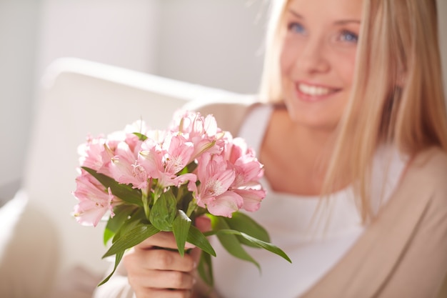 Mujer sonriente con un regalo muy especial