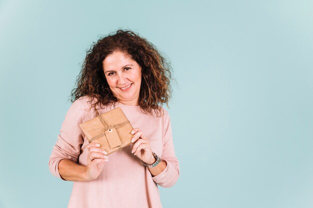 Mujer sonriente con regalo