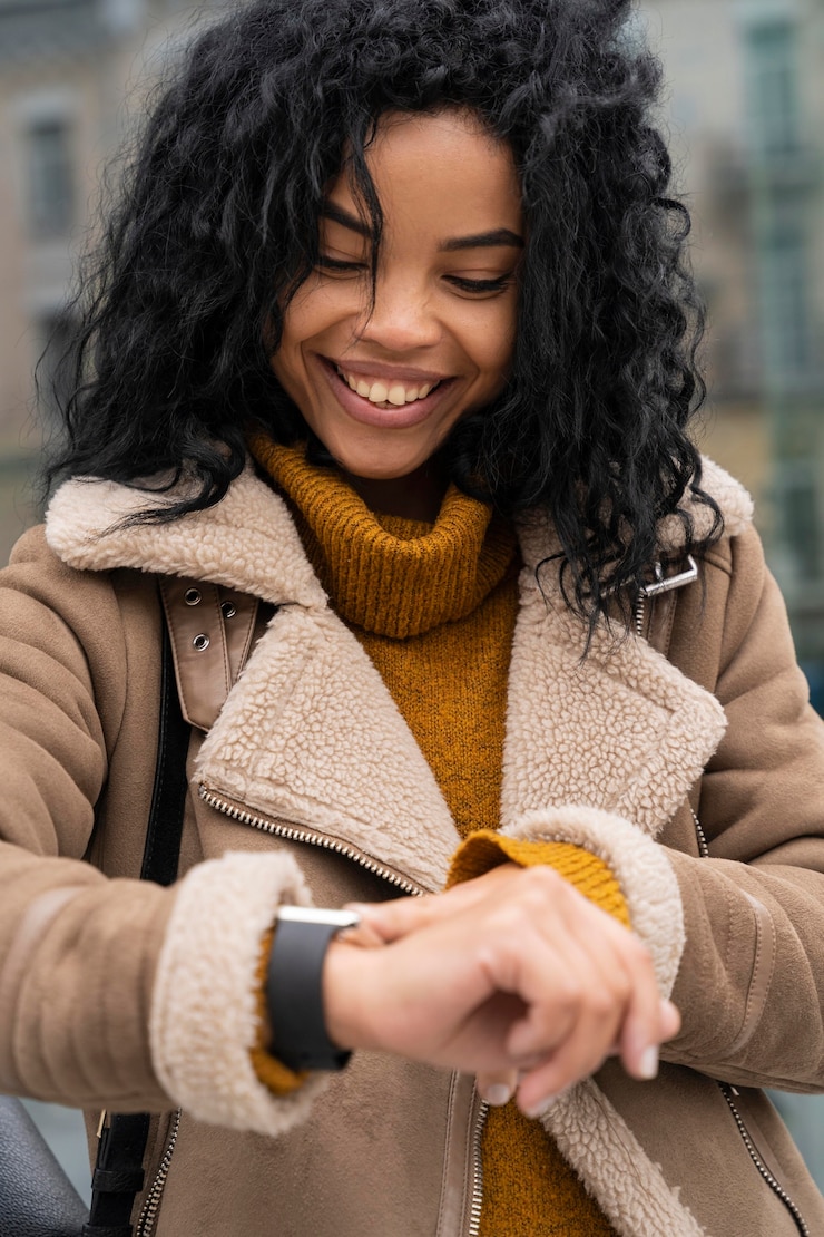 Foto gratuito mujer sonriente con un reloj inteligente