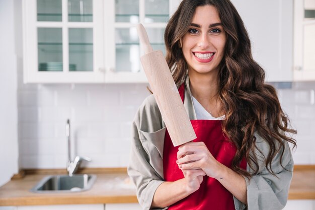 Mujer sonriente con rodillo