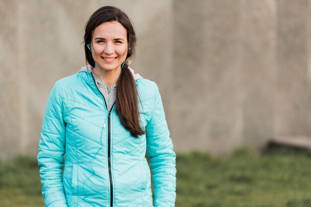 Mujer sonriente en ropa deportiva con espacio de copia