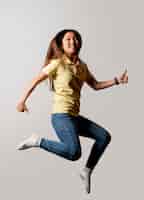 Foto gratuita mujer sonriente saltando en studio