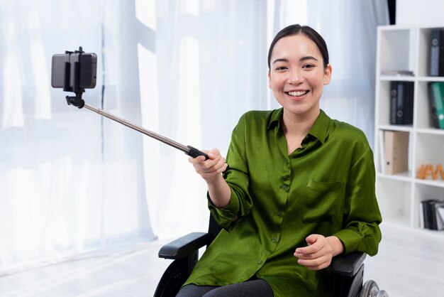 Mujer sonriente con selfie stick