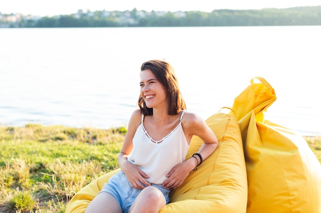 Mujer sonriente sentada en la pelotita