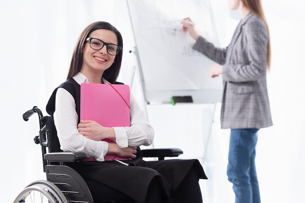 Foto gratuita mujer sonriente en silla de ruedas