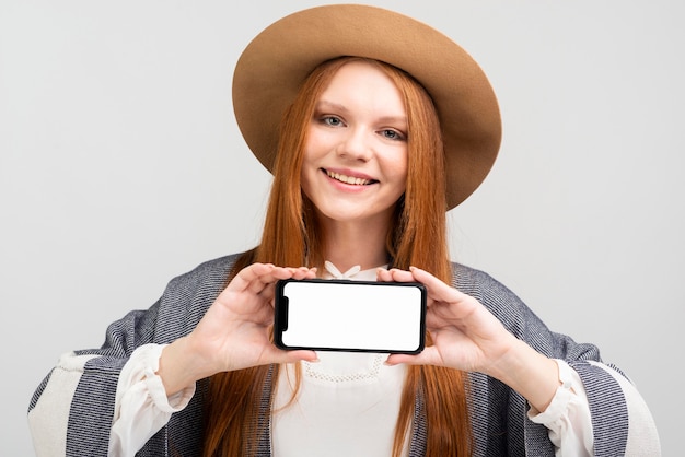 Foto gratuita mujer sonriente con smartphone