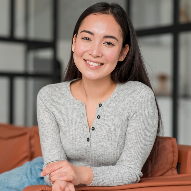 Foto gratuita mujer sonriente en el sofá