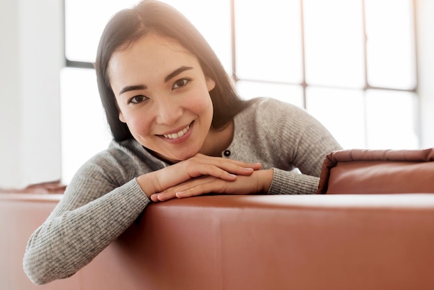 Mujer sonriente en el sofá