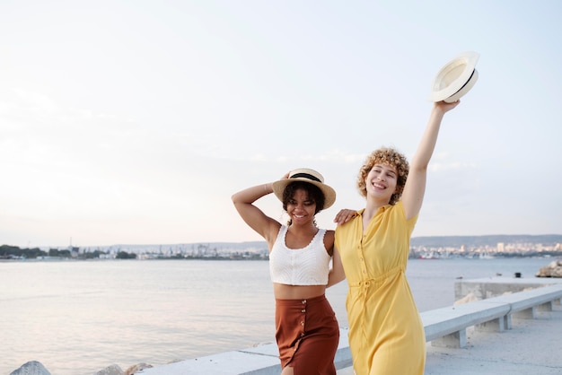 Mujer sonriente con sombrero de tiro medio