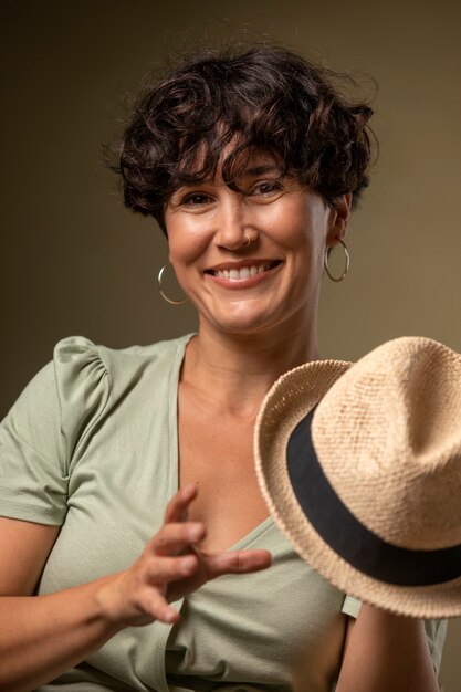 Mujer sonriente con sombrero de tiro medio