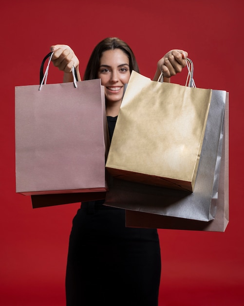 Mujer sonriente sosteniendo sus bolsas de compras