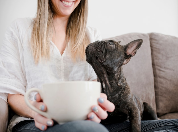 Foto gratuita mujer sonriente con su adorable cachorro