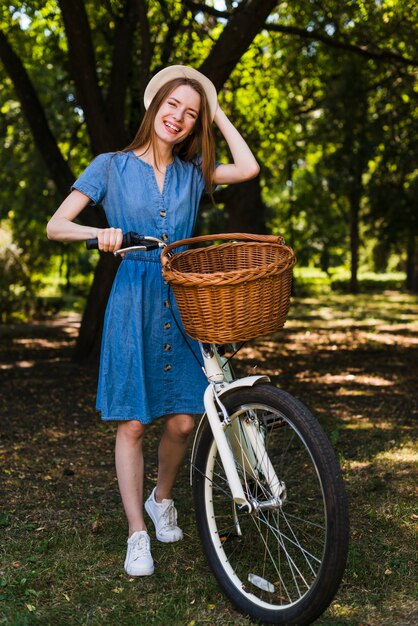 Mujer sonriente con su bicicleta