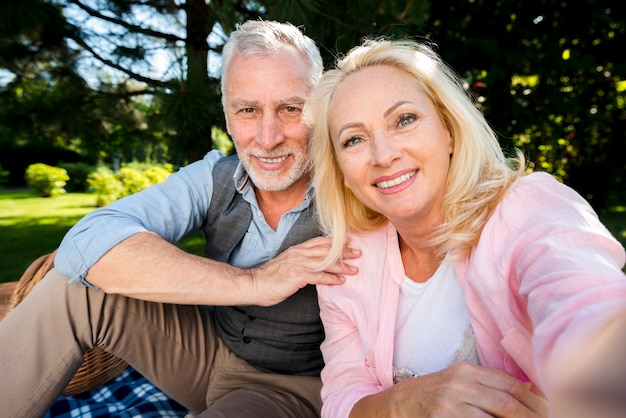 Mujer sonriente con su hombre en el picnic