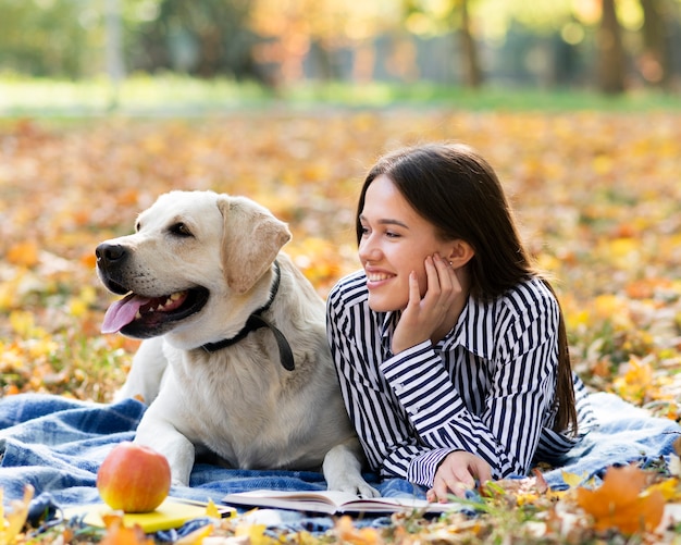 Foto gratuita mujer sonriente con su perro en el parque