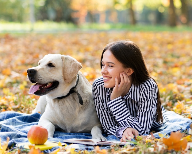 Mujer sonriente con su perro en el parque