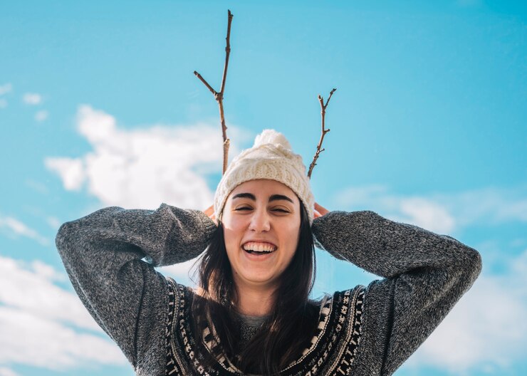 Foto gratuito mujer sonriente en suéter