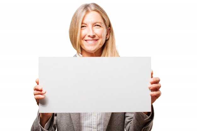 Mujer sonriente sujetando un cartel blanco