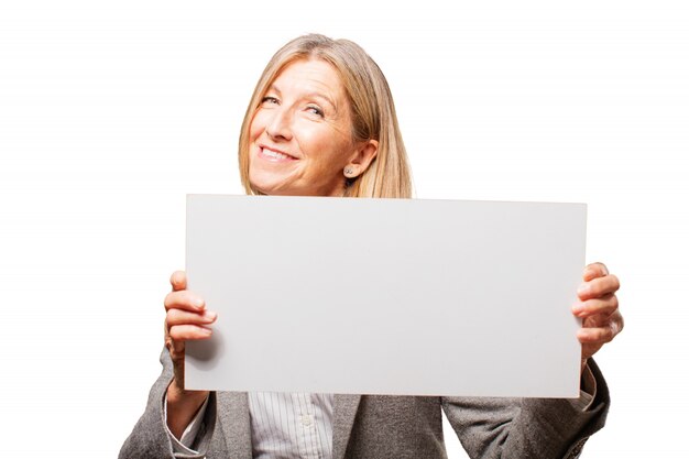 Mujer sonriente sujetando un cartel blanco