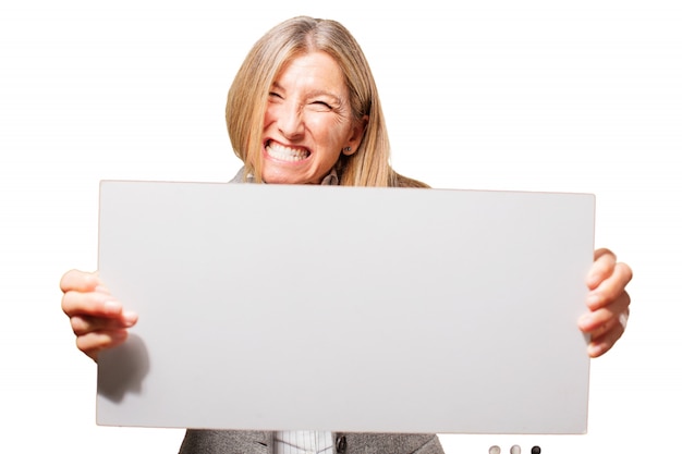 Mujer sonriente sujetando un cartel blanco