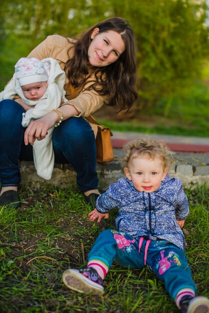 Mujer sonriente con sus dos hijos