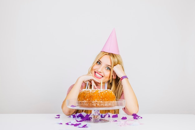 Foto gratuita mujer sonriente con tarta de cumpleaños