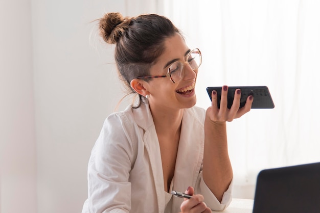 Foto gratuita mujer sonriente en el teléfono