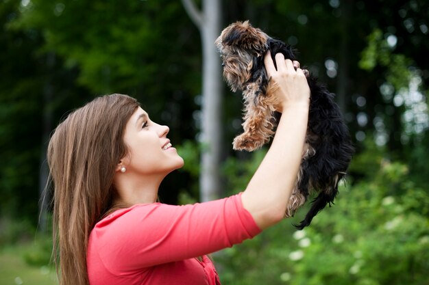 Mujer sonriente, tenencia, lindo, perrito