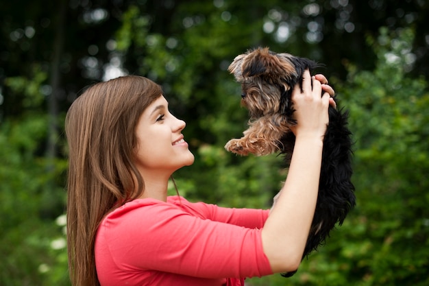 Mujer sonriente, tenencia, lindo, perrito