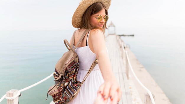 Mujer sonriente, tenencia, un, mano