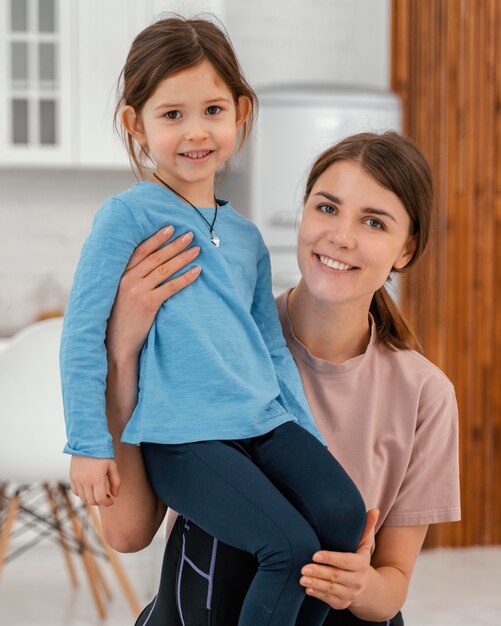 Mujer sonriente, tenencia, niño, tiro medio