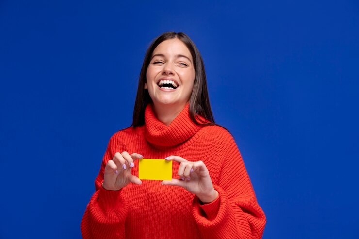 Foto gratuito mujer sonriente, tenencia, tarjeta, tiro medio