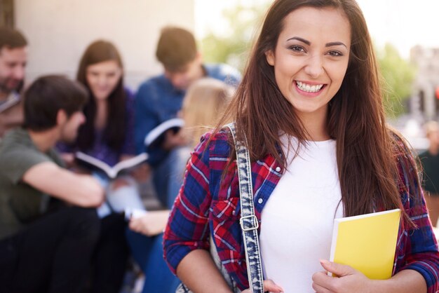 Mujer sonriente tener un descanso en la universidad