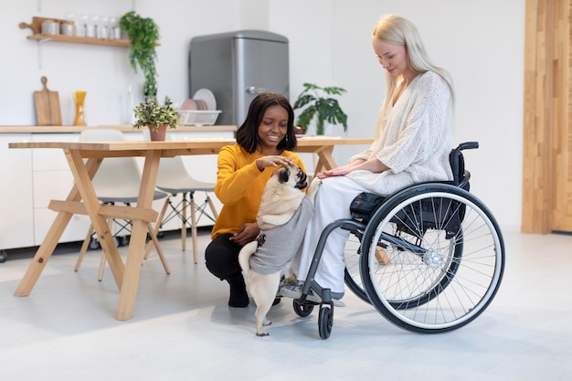 Mujer sonriente de tiro completo acariciando perro