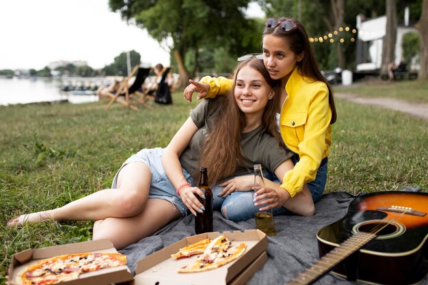 Mujer sonriente de tiro completo al aire libre