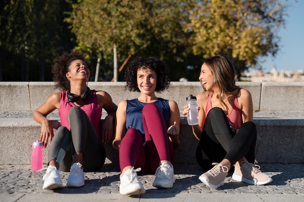 Mujer sonriente de tiro completo al aire libre