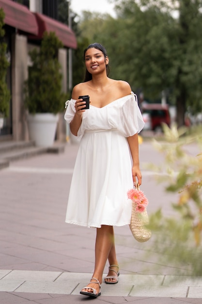 Foto gratuita mujer sonriente de tiro completo caminando al aire libre