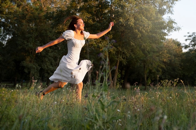 Mujer sonriente de tiro completo corriendo