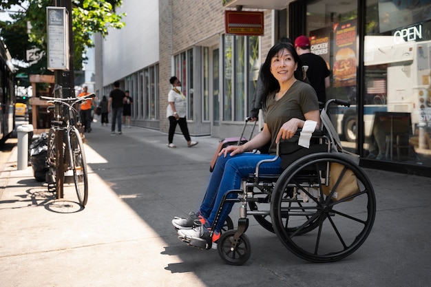 Mujer sonriente de tiro completo esperando el autobús