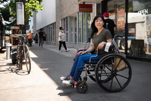 Mujer sonriente de tiro completo esperando el autobús