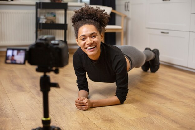 Mujer sonriente de tiro completo haciendo deporte