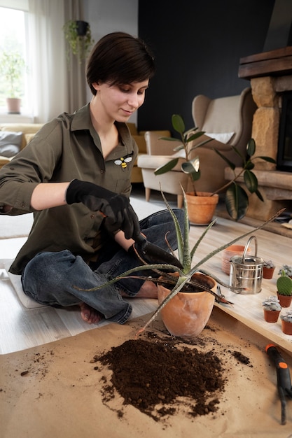 Mujer sonriente de tiro completo jardinería