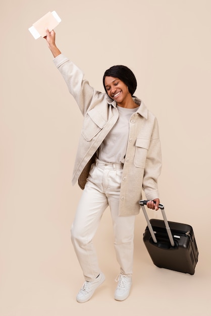 Mujer sonriente de tiro completo lista para viajar