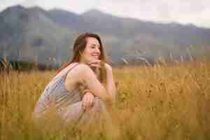 Foto gratuita mujer sonriente de tiro completo en la naturaleza