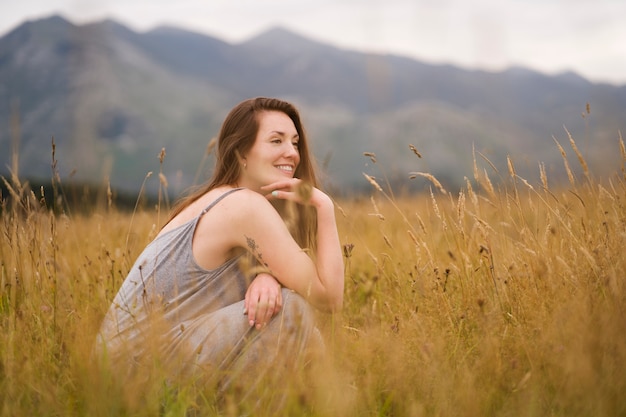 Mujer sonriente de tiro completo en la naturaleza